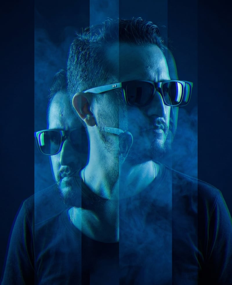 André Alves em retrato de dupla exposição com luz azul, usando óculos escuros